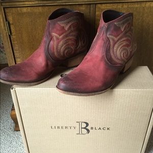 LIBERTY BLACK Distressed Red Ankle Bootie 9 m